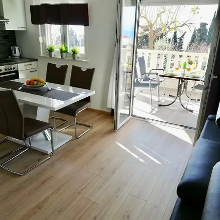 Apartamento New Omis Sandy Beach